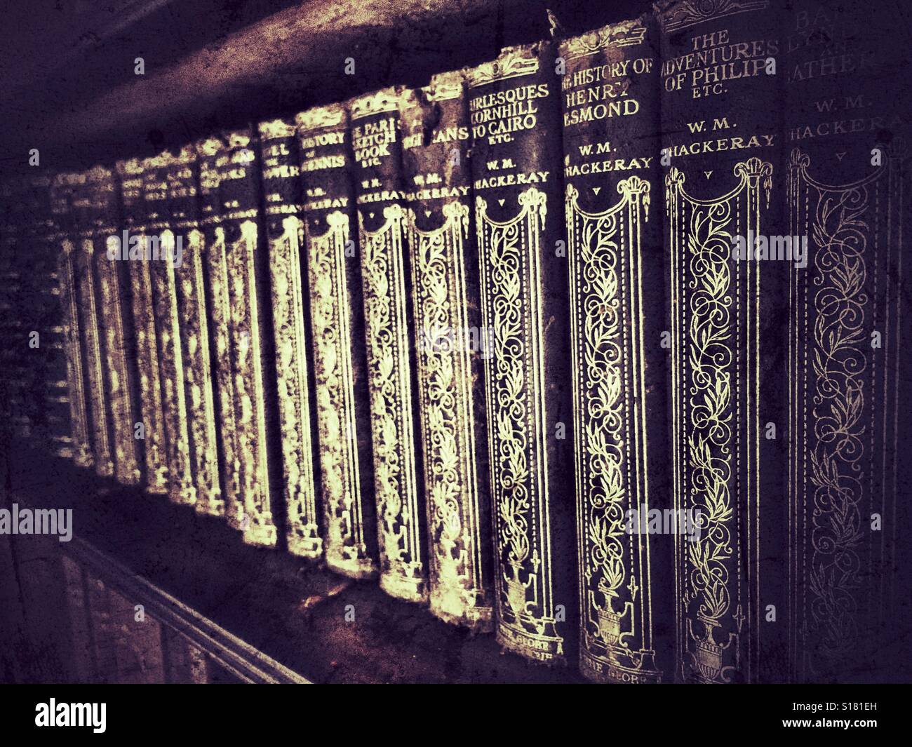 Livres sur une étagère de bibliothèque - Image de stock capturée avec un smartphone