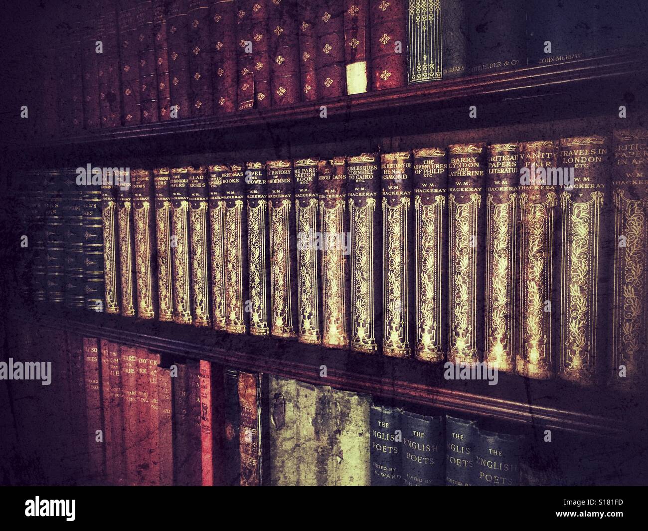 Livres anciens sur des étagères dans une bibliothèque - Image de stock capturée avec un smartphone