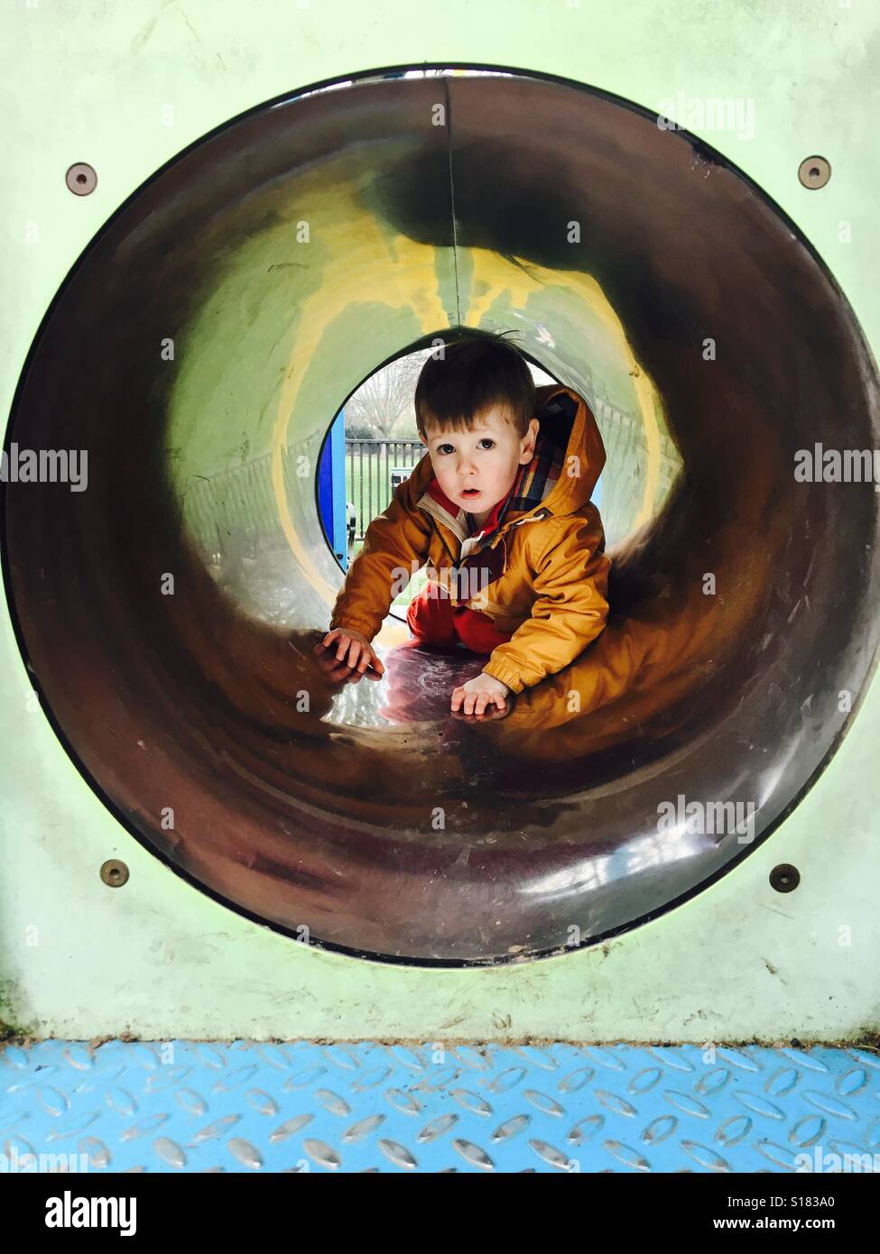 Bebe Garcon Dans Un Tunnel De Jeux Photo Stock Alamy