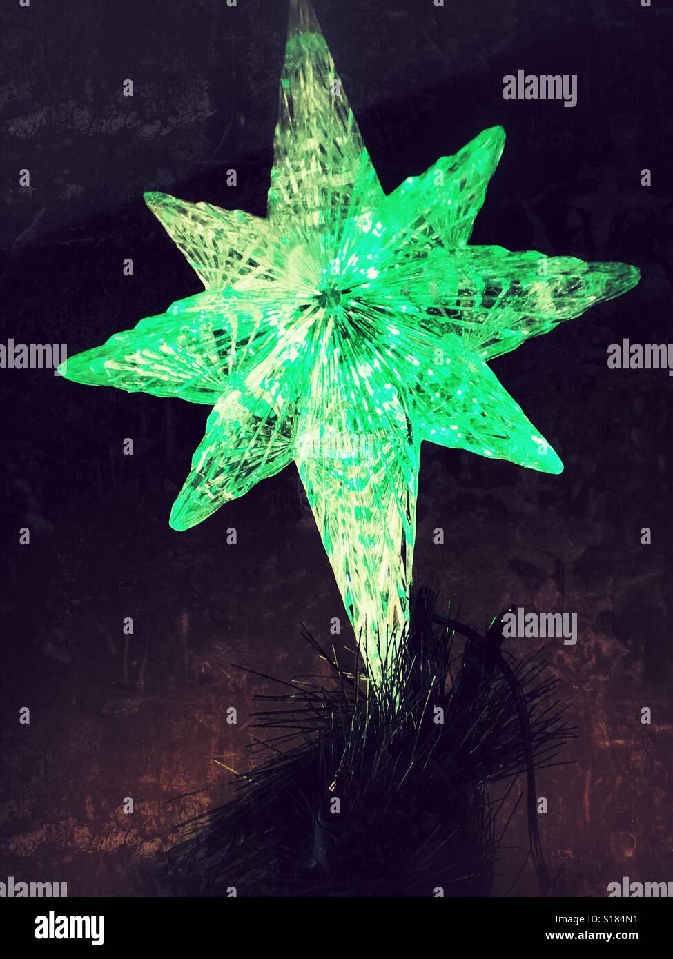 L'étoile de Noël en haut d'un arbre Banque D'Images