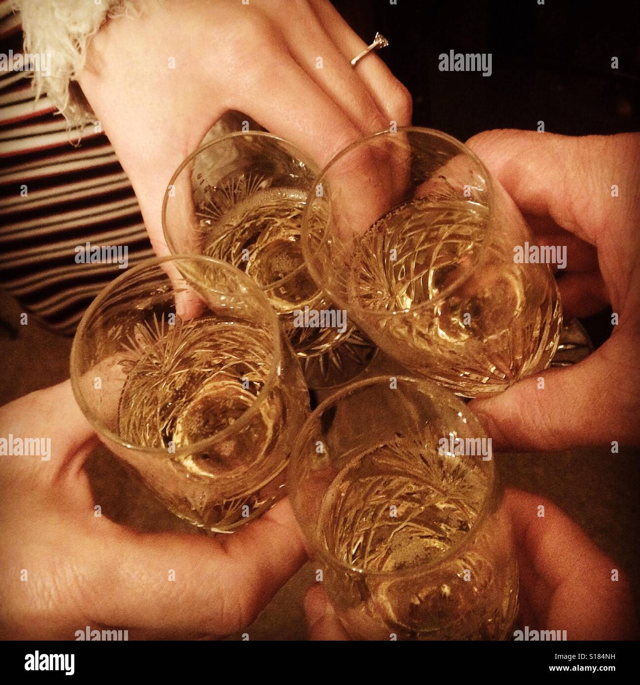 Champagne avec quatre mains Banque D'Images
