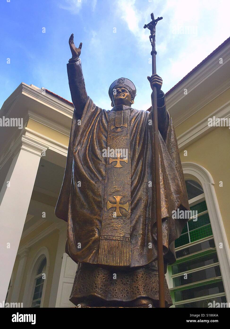 Une sculpture du Pape Jean Paul II à la cathédrale du Bon Pasteur à Singapour Banque D'Images