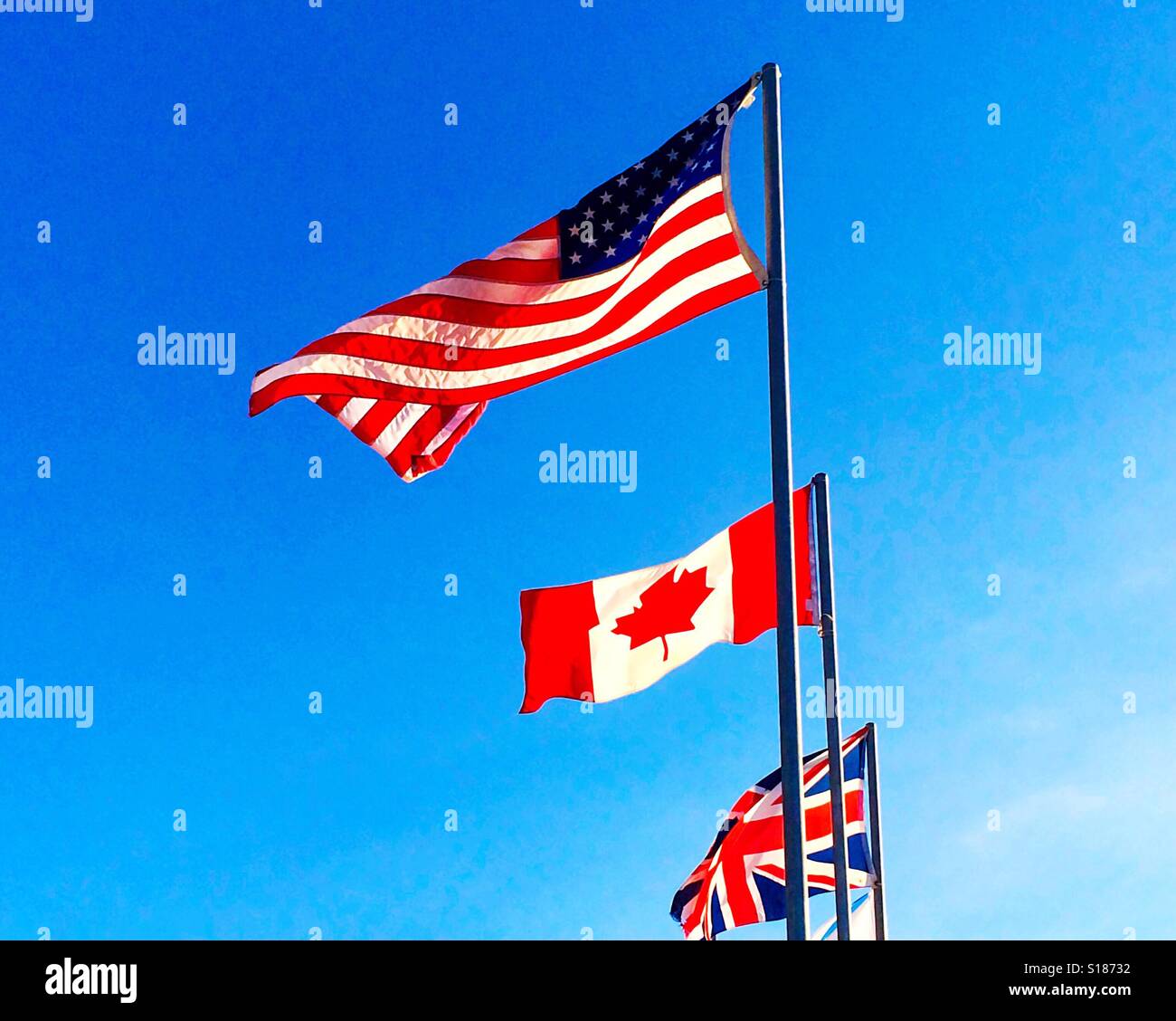 Drapeaux contre le ciel bleu Banque D'Images