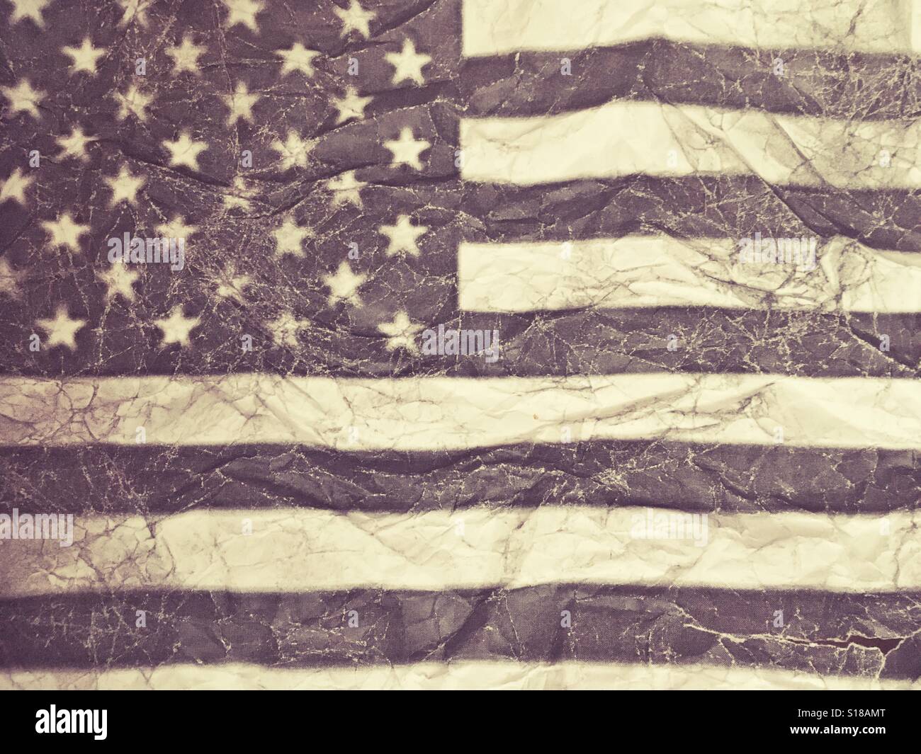 Drapeau noir et blanc des États-Unis d'Amérique USA. Froissé et endommagé - Image de stock capturée avec un smartphone