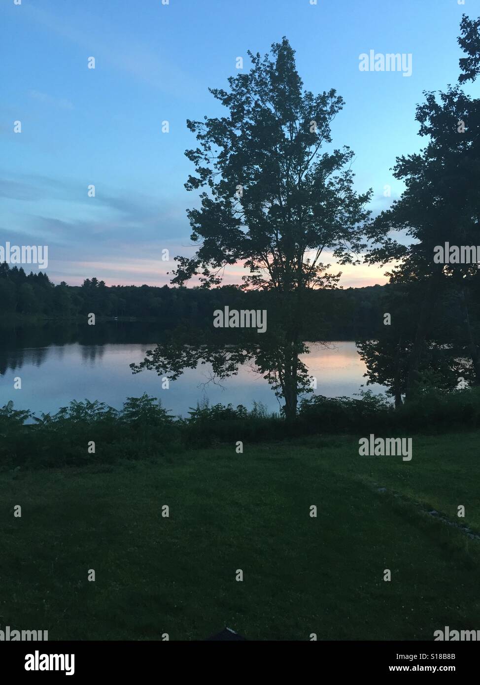 Réflexions sur un lac au coucher du soleil Banque D'Images