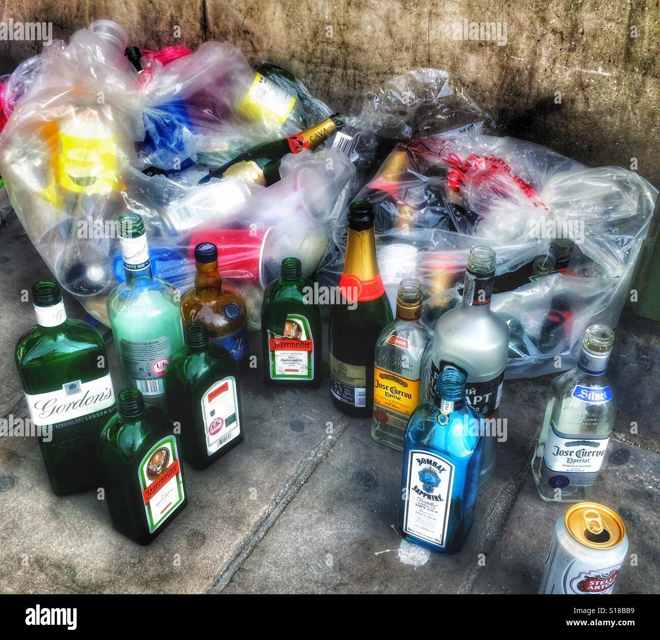 Des tonnes de bouteilles d'alcool vides après une fête Photo Stock - Alamy