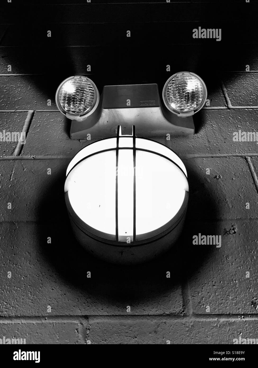 Feux industriels sur parpaing mur Banque D'Images