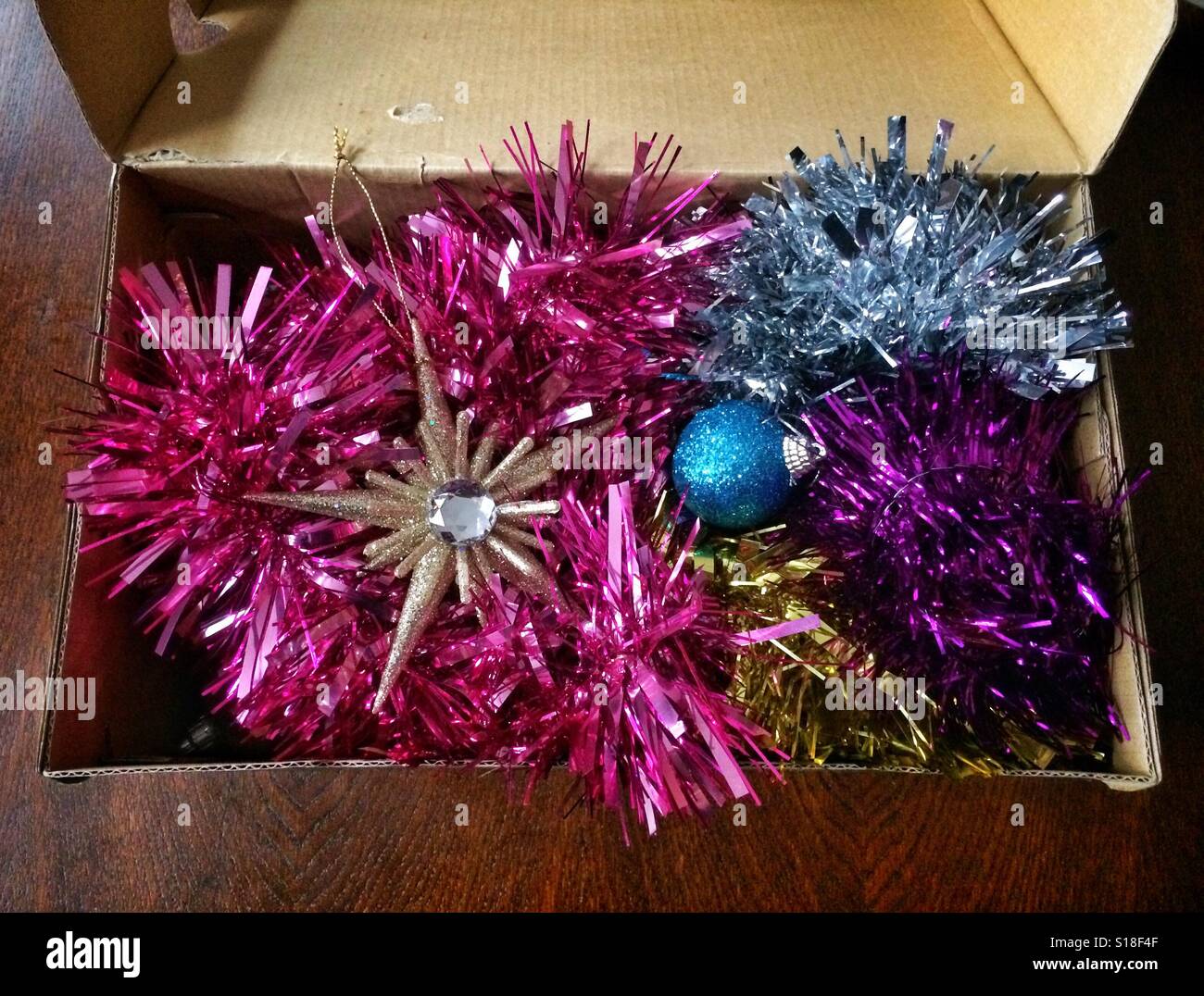 Décorations de Noël rangés dans une boîte en carton prêt pour l'an prochain - Image de stock capturée avec un smartphone