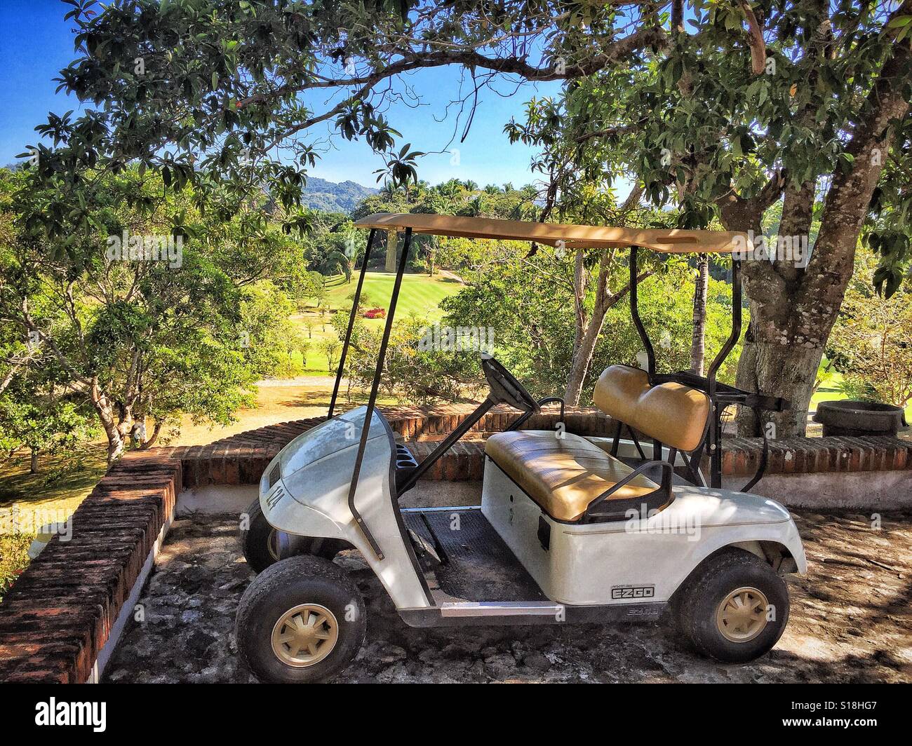 EZ un rendez-chariot de golf est garée à l'ombre d'un lot donnant sur le magnifique golf de las Huertas à San Pancho, le Mexique. Banque D'Images