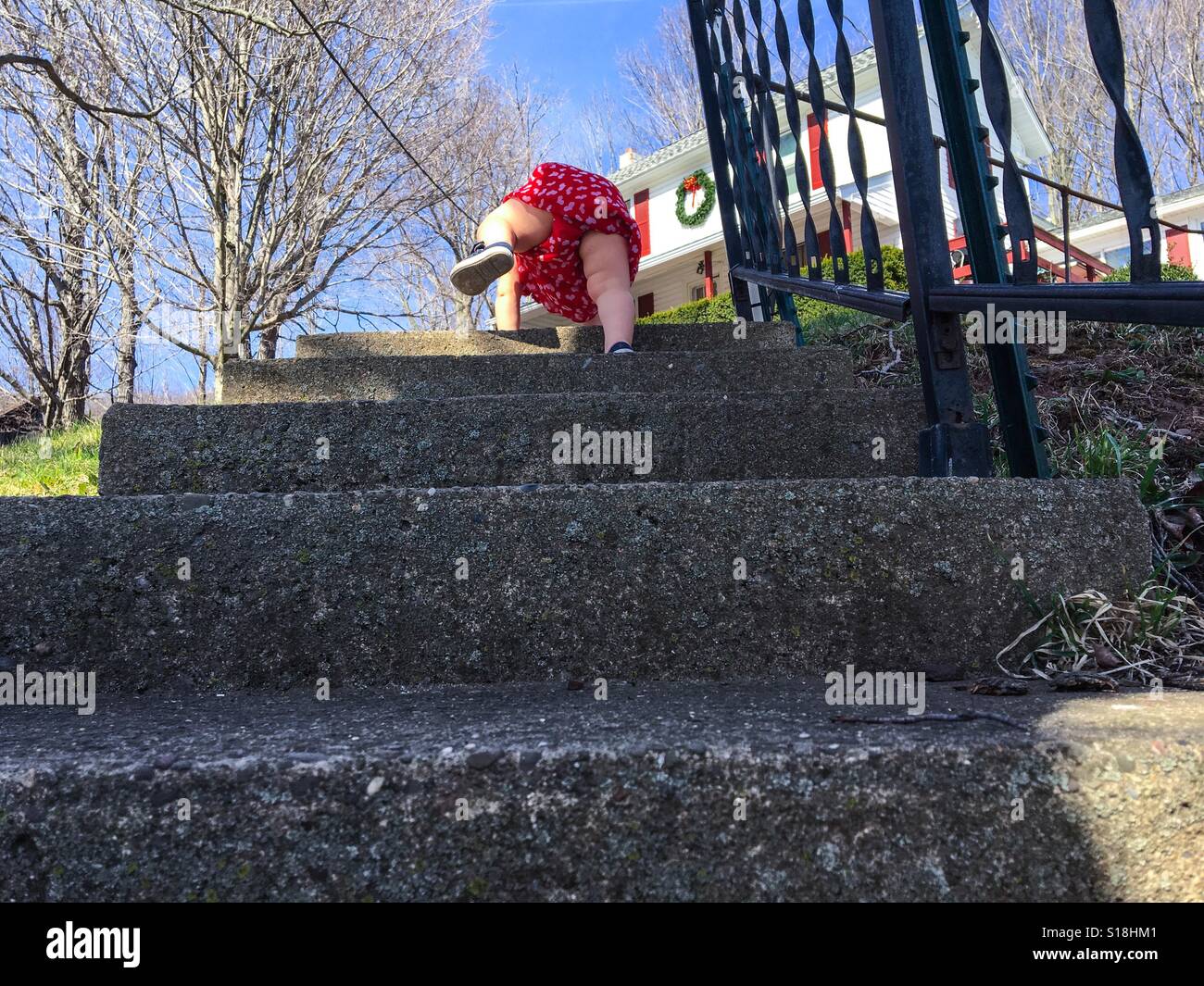 Un enfant monte escalier extérieur. Banque D'Images