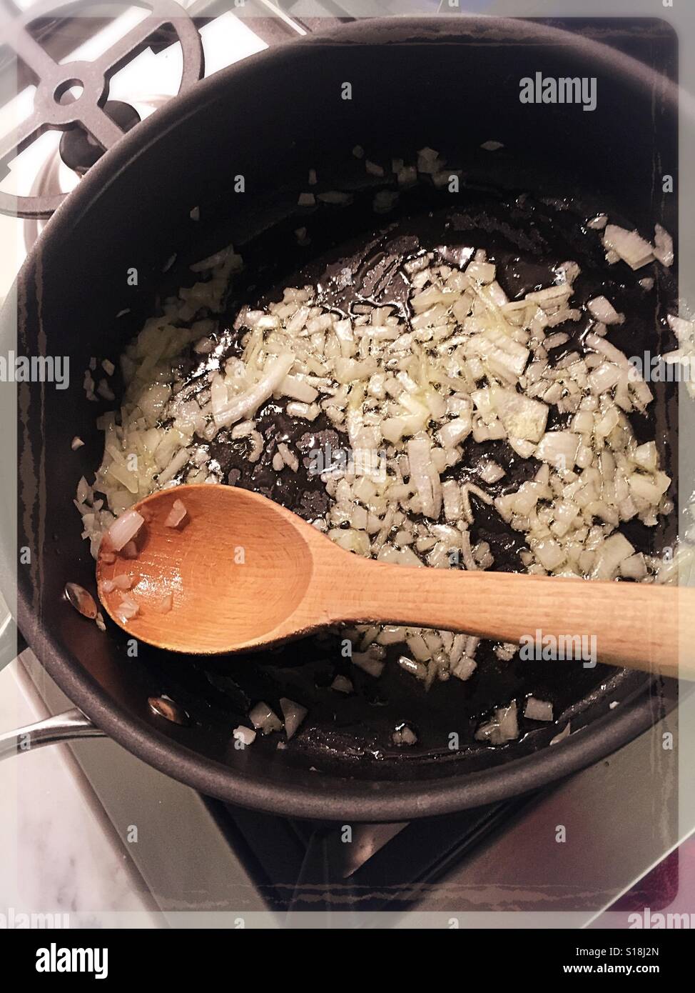 Cuisson sauter les oignons et l'ail dans l'huile d'olive dans une poêle - Image de stock capturée avec un smartphone