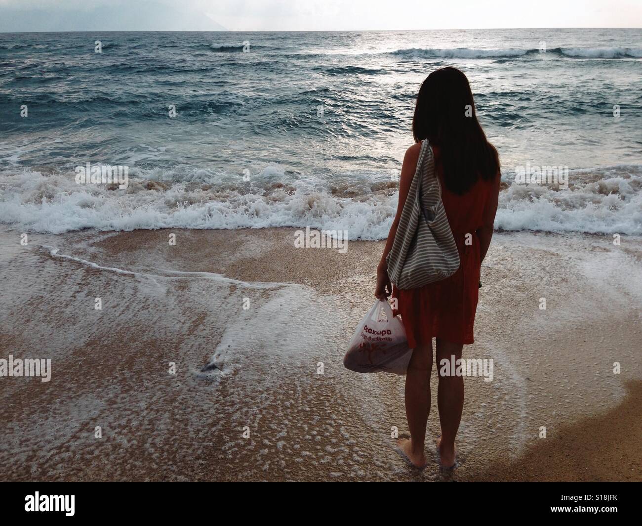 Femme à la plage Banque D'Images