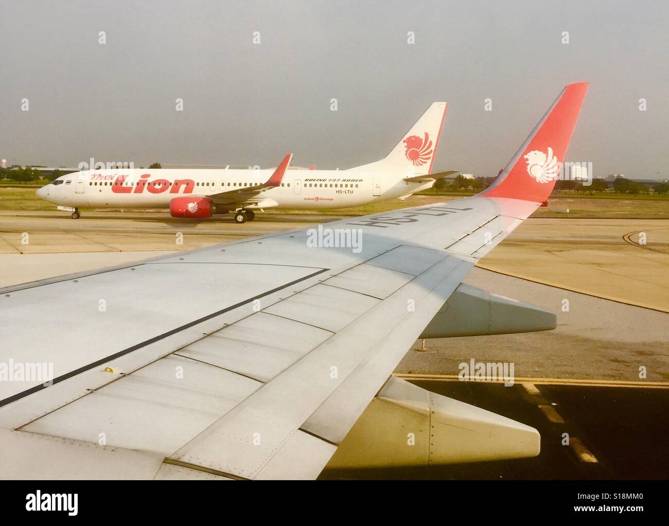 Lion Air thaï sur la piste de l'Aéroport International de Love Story Don, Bangkok, Thaïlande Banque D'Images