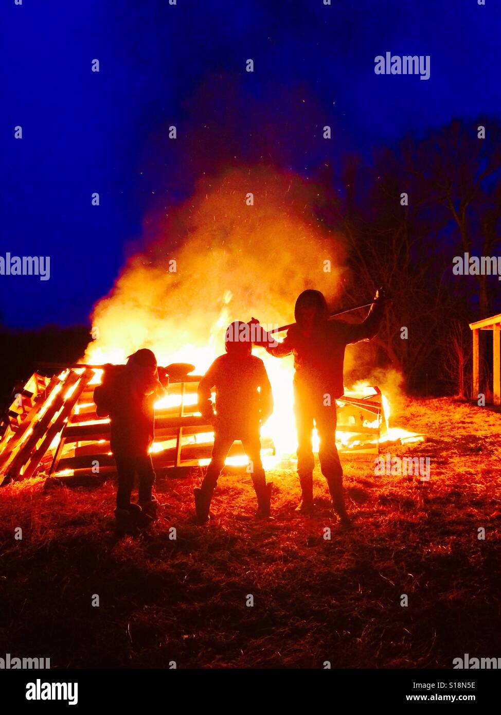 Des gens devant un bon feu. Banque D'Images