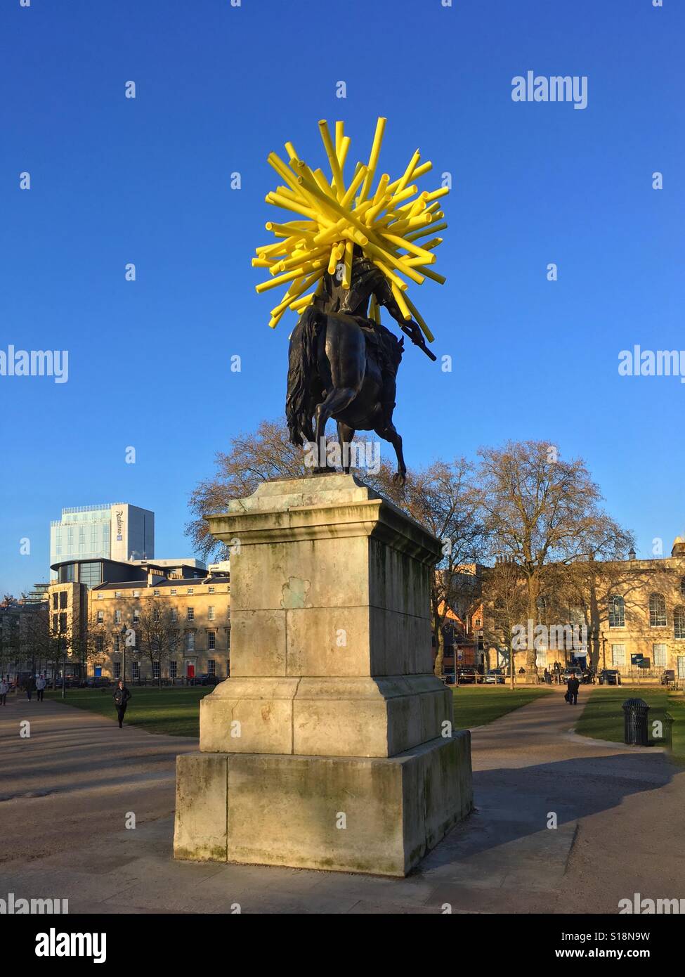 Une sculpture par Duncan McKellar composé de tubes d'échafaudage surmonte une statue de William III à Bristol, Royaume Uni - Image de stock capturée avec un smartphone