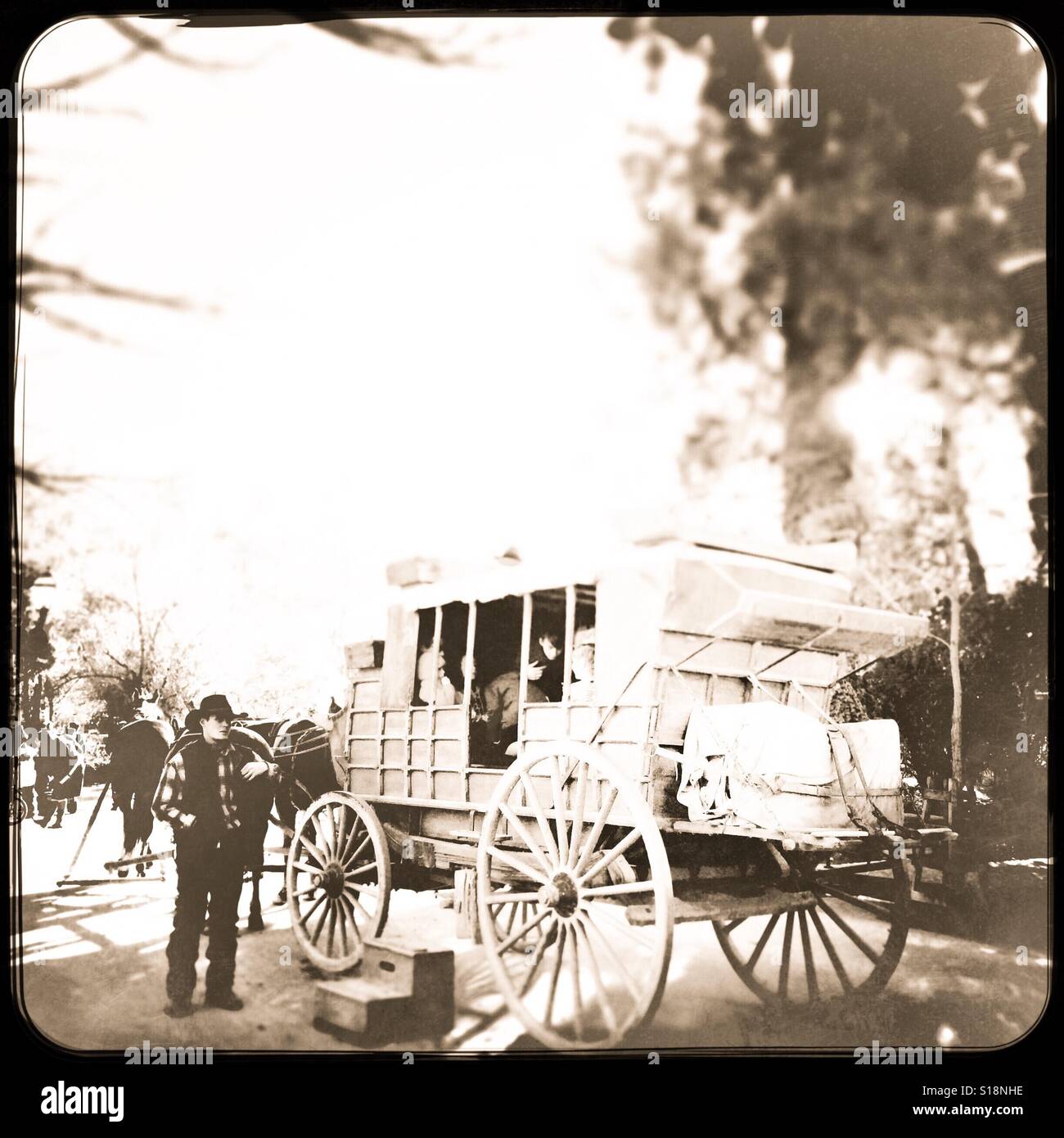 Stagecoach chargement de passagers sur la rue Main. Parc d'état historique de Columbia, Columbia, Tuolumne County, Californie, USA Banque D'Images