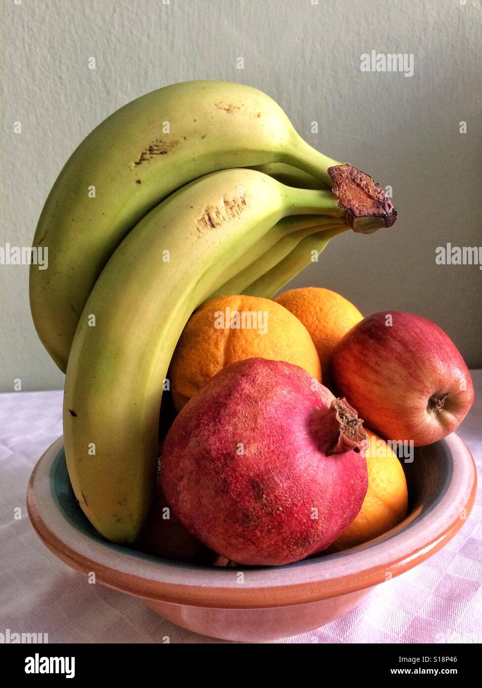 Bananes, oranges, une pomme et une grenade en faïence Banque D'Images