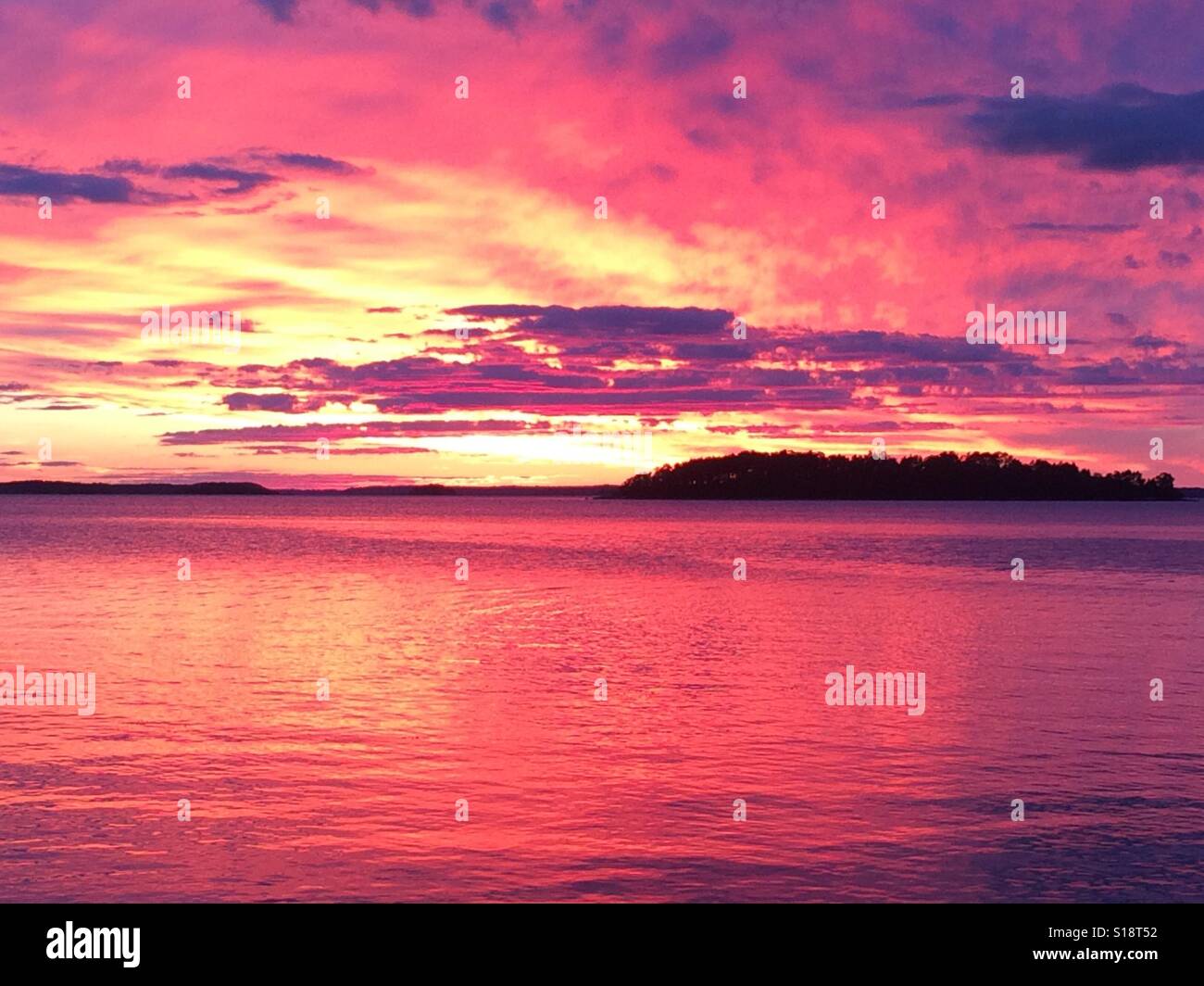 Coucher du soleil dans l'archipel de Stockholm. Banque D'Images