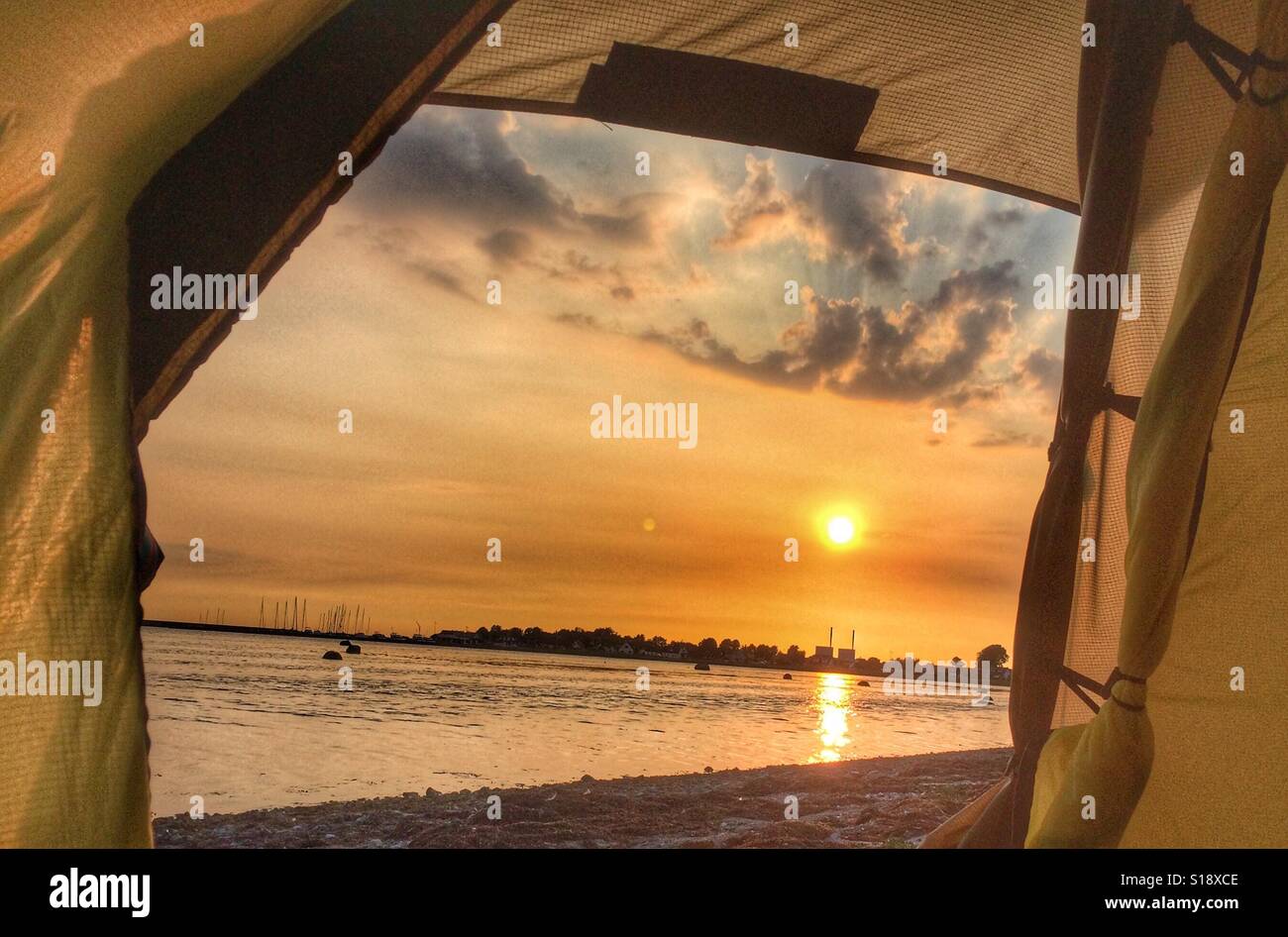 Vue du coucher de soleil à partir de l'entrée d'une tente Hilleberg Staika. En dehors de la Swedish Löddeköpinge sur la côte sud ouest. Banque D'Images