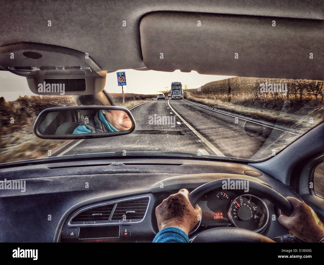 POV conduisant, au début de trajet du matin. - Image de stock capturée avec un smartphone