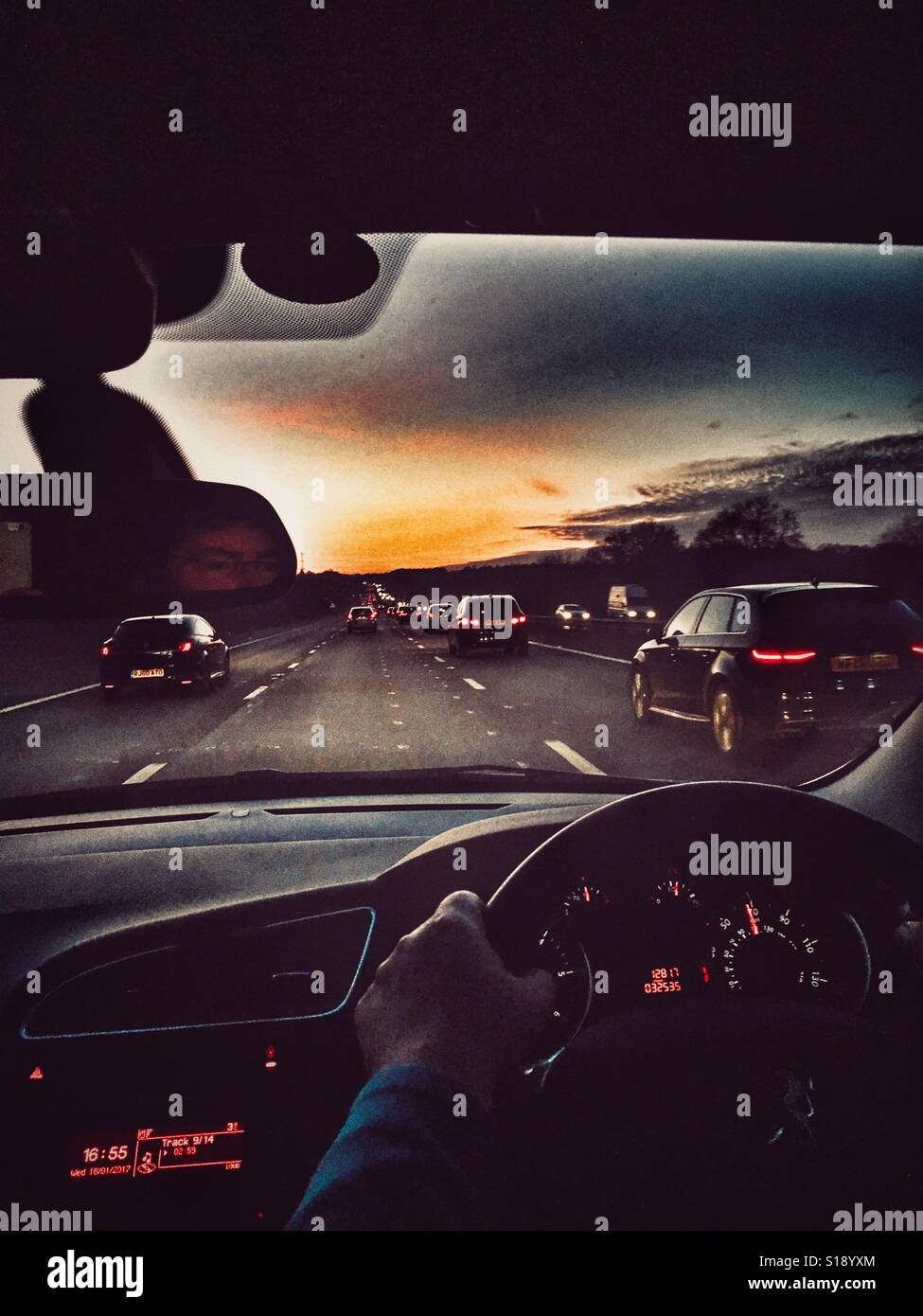La conduite sur l'autoroute, dans la soirée, l'heure de pointe. - Image de stock capturée avec un smartphone