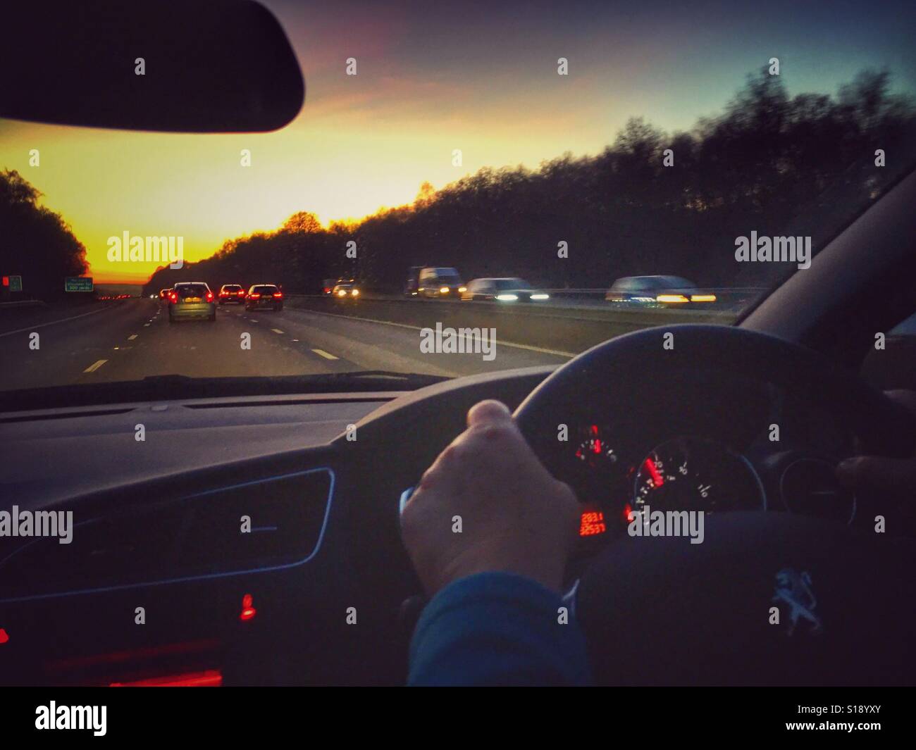 La conduite sur l'autoroute, dans la soirée, l'heure de pointe - Image de stock capturée avec un smartphone