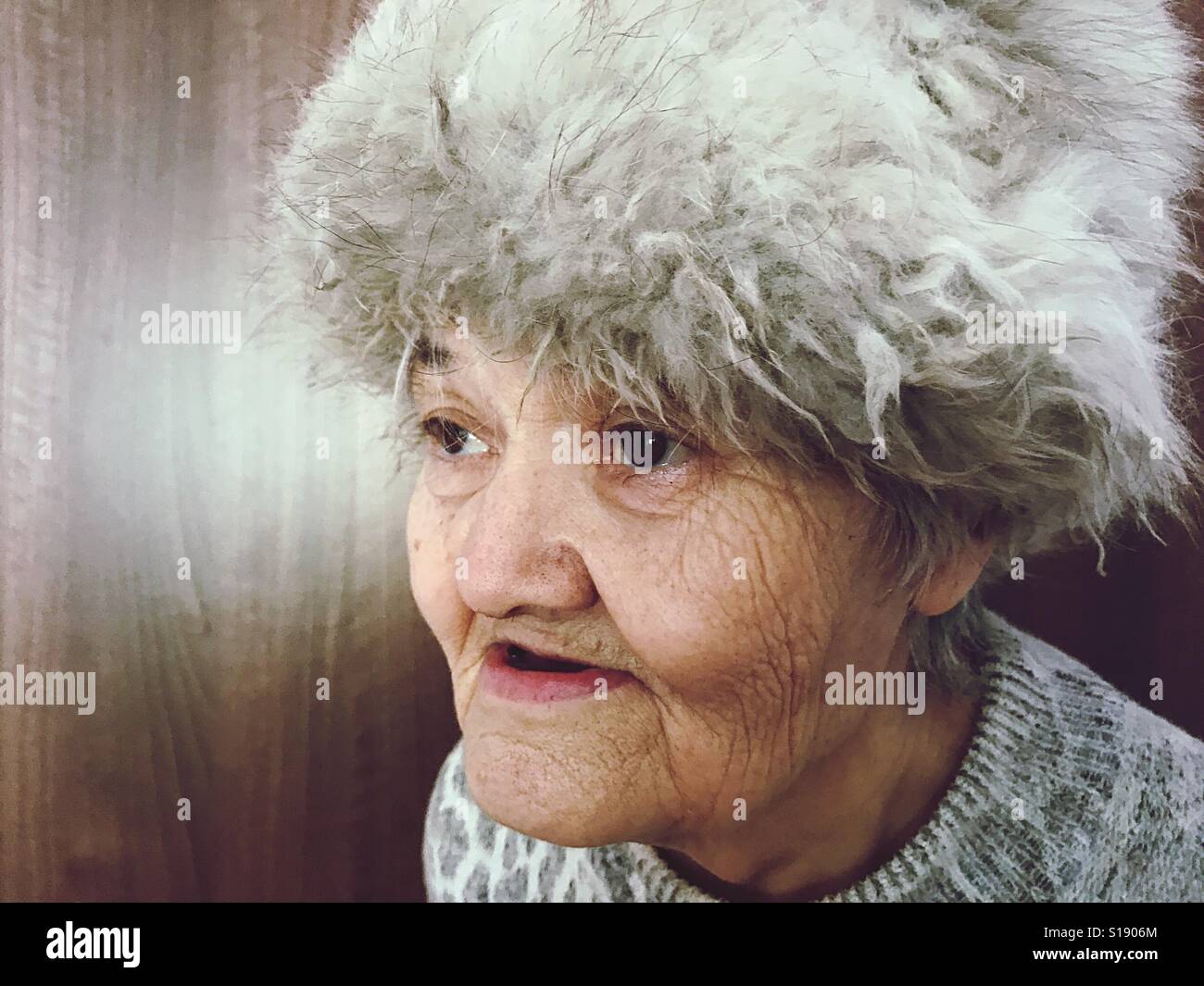 Femme âgée portant un chapeau de fourrure Banque D'Images