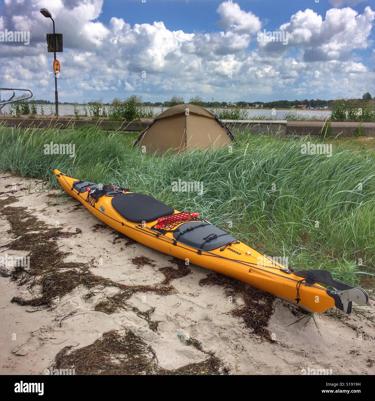 Kayak Prijon en face de tente Hilleberg Staika Banque D'Images