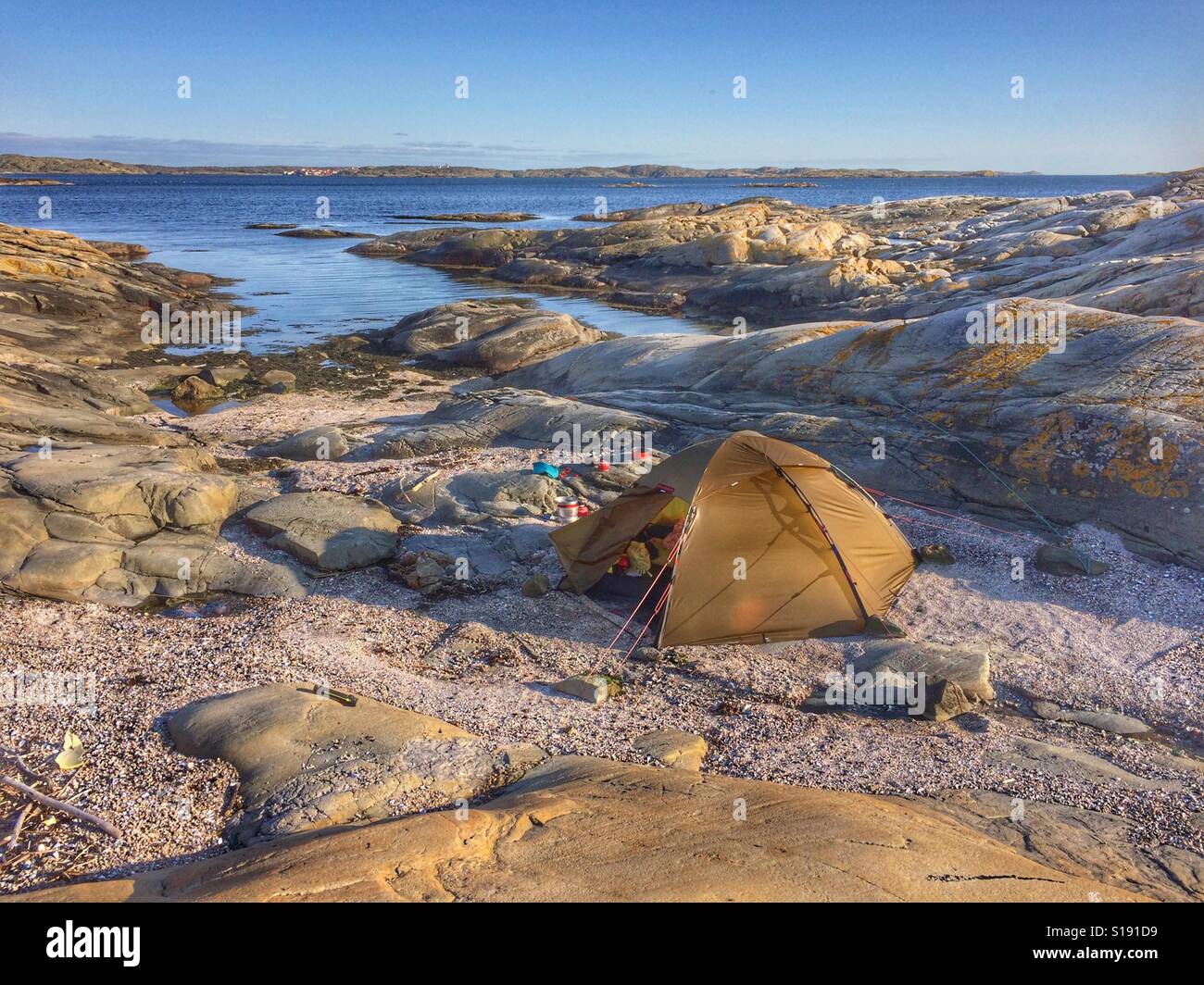 Hilleberg Staika tente sur la côte occidentale de la Suède Banque D'Images