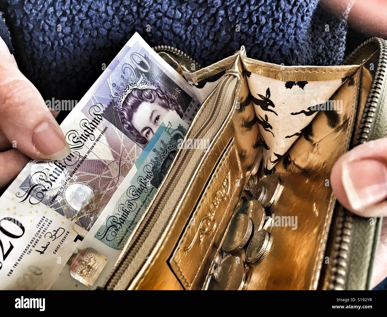 Chercher de l'argent dans un porte-monnaie - Image de stock capturée avec un smartphone