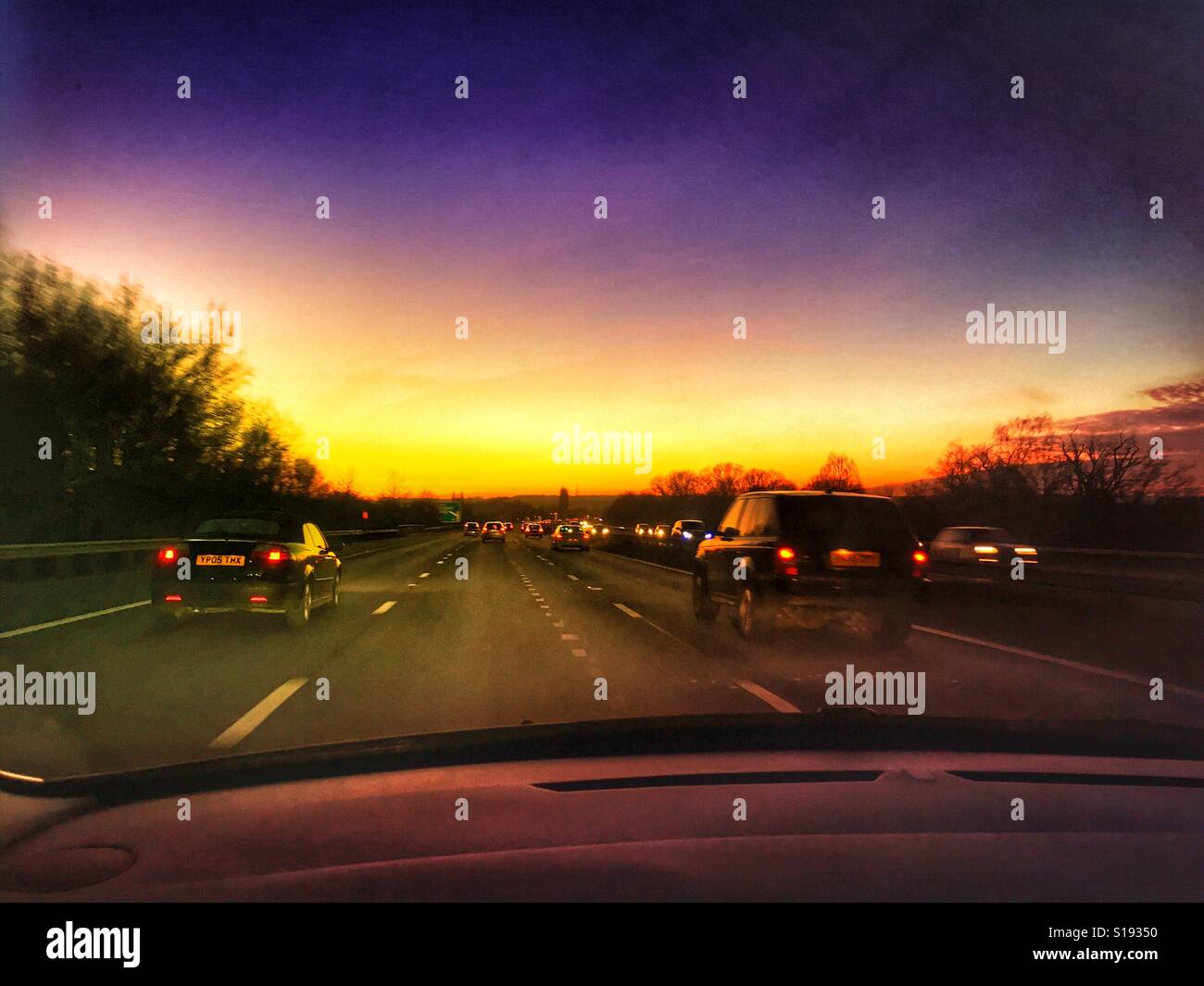 La conduite sur l'autoroute au coucher du soleil - Image de stock capturée avec un smartphone