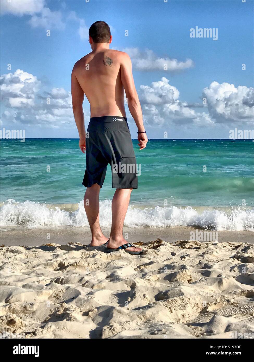 Homme qui est en short sur la plage Banque de photographies et d’images ...