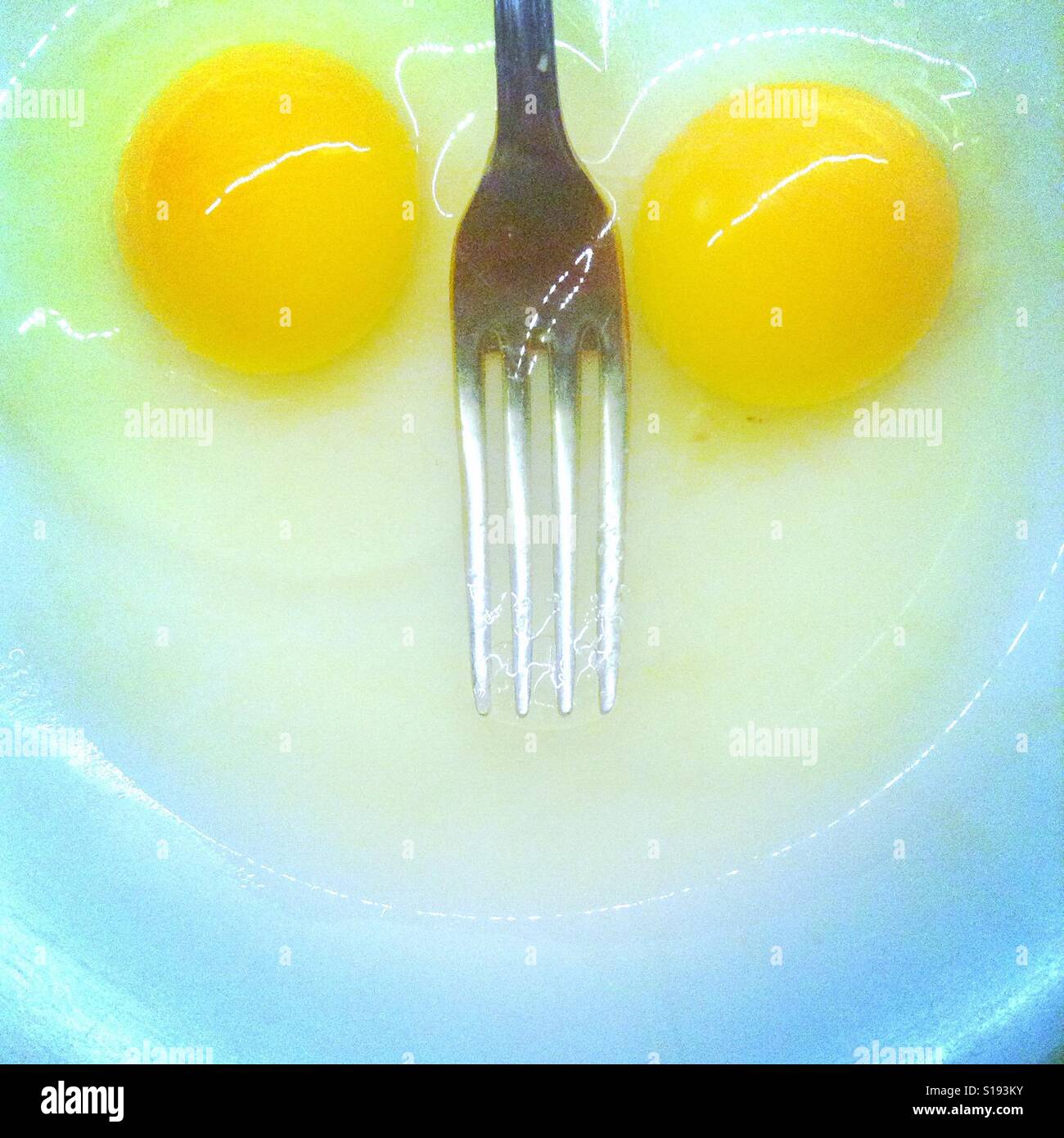 Sourire sur les objets. Une paire d'oeufs et d'une fourchette Banque D'Images