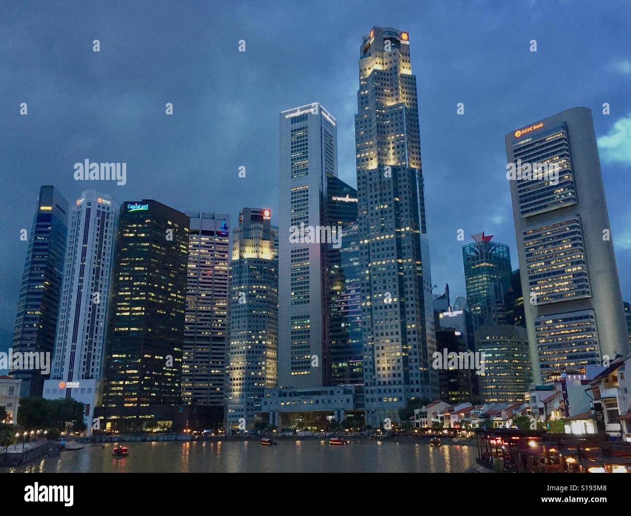 Le temps orageux près du quartier financier de Singapour, Raffles Place Banque D'Images