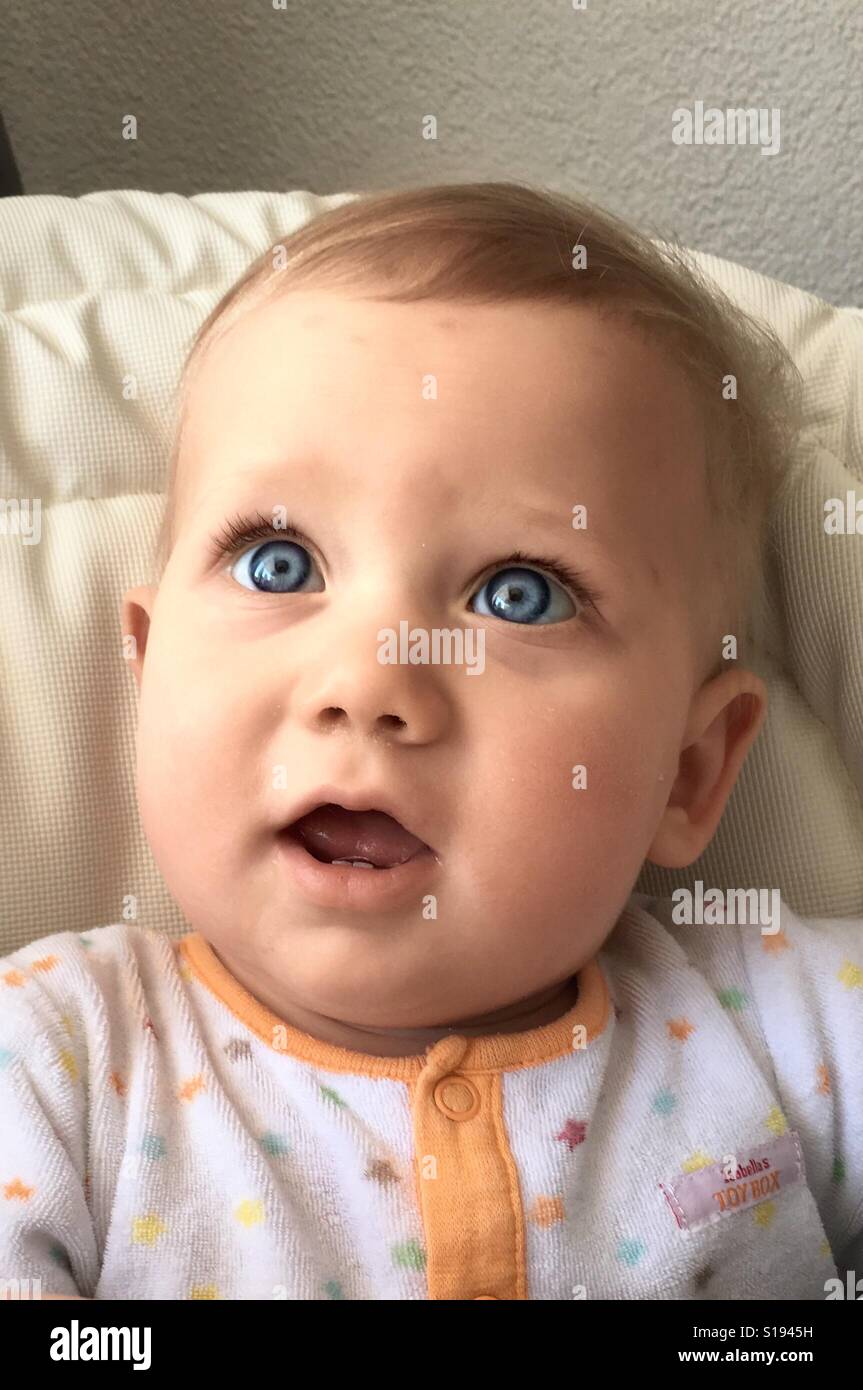Bébé garçon aux yeux bleus Photo Stock - Alamy