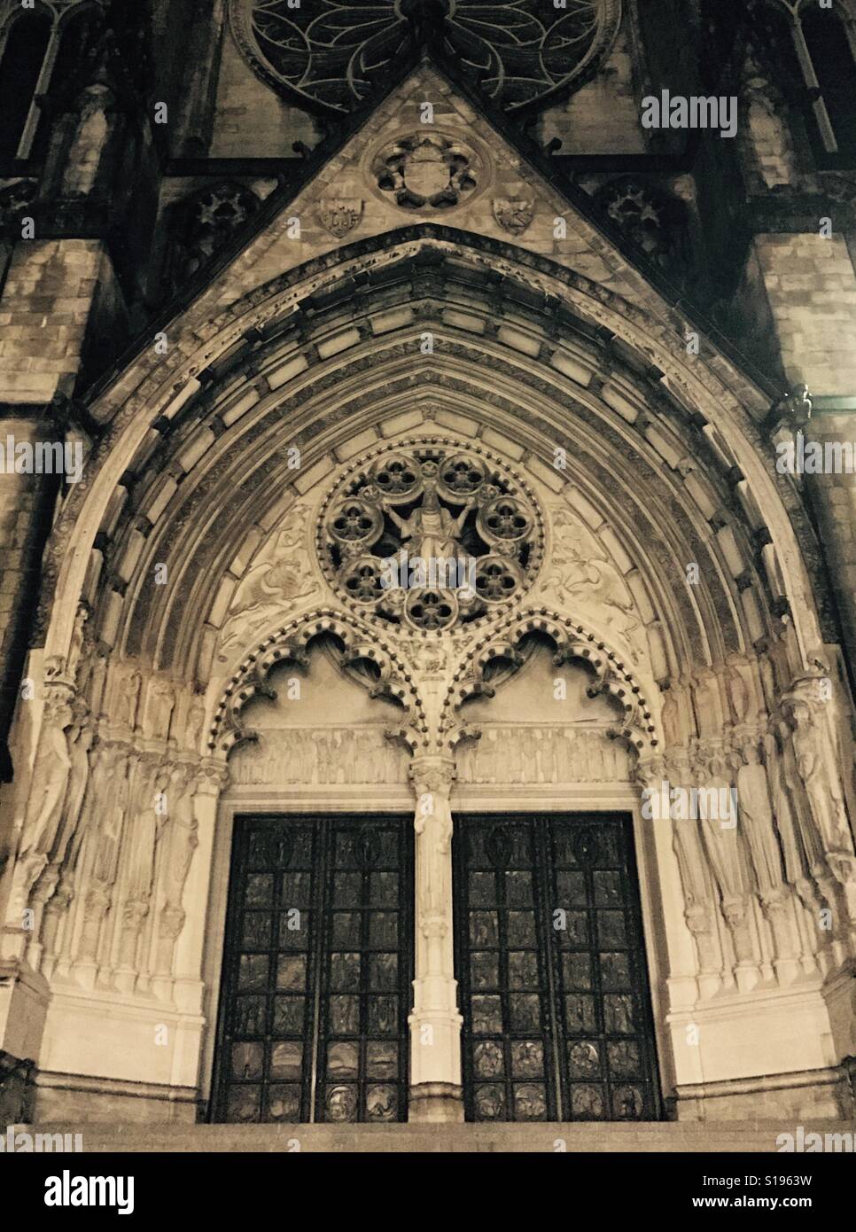 La Cathédrale de Saint John the Divine de l'église catholique à New York City at night Banque D'Images