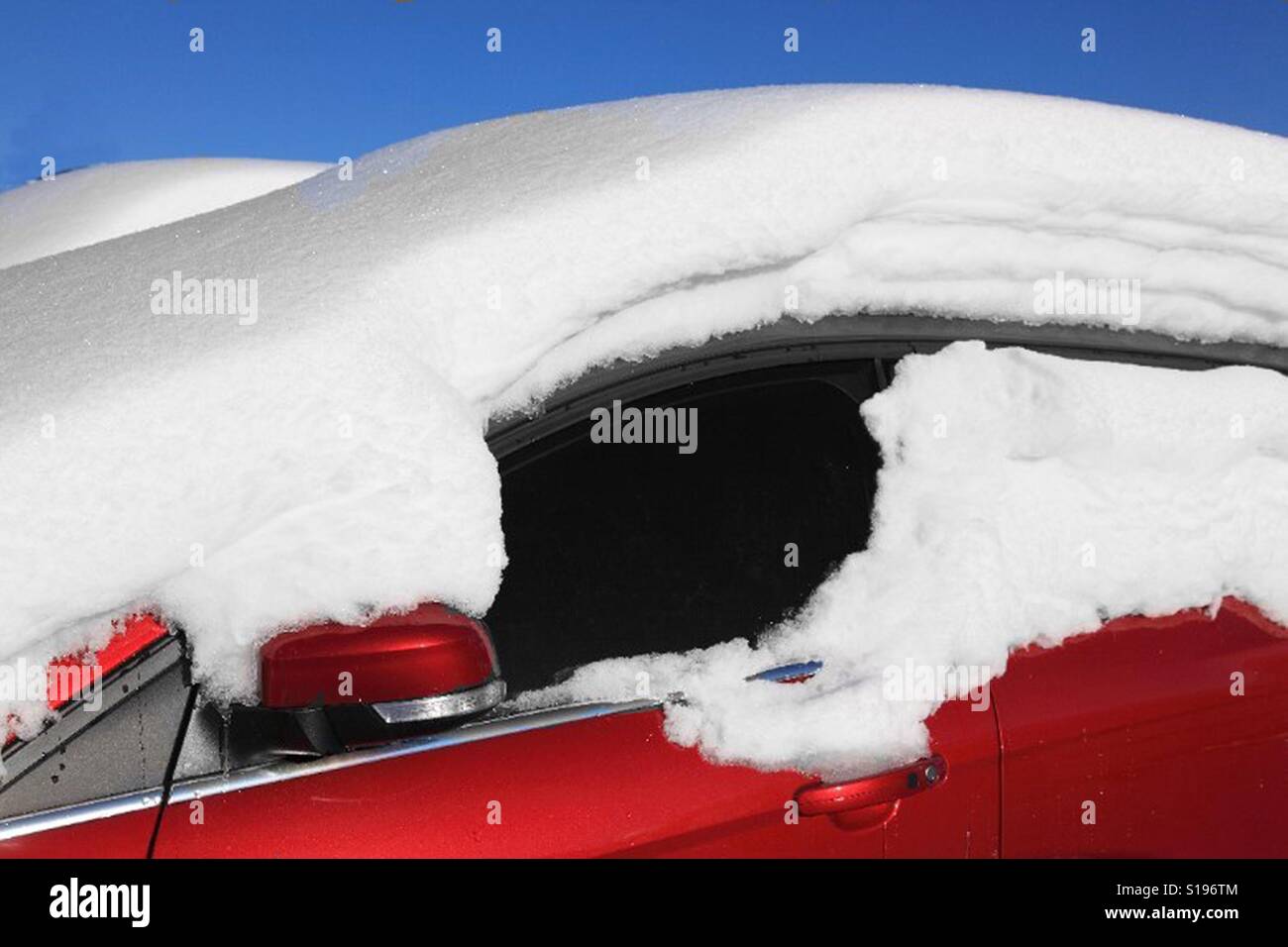 Voiture rouge couvert de neige Banque D'Images