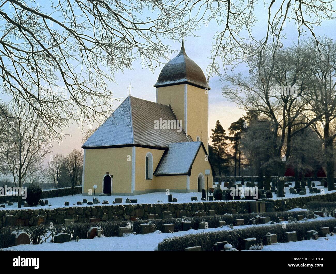 Husby-Ärlinghundra à l'extérieur de l'église d'Arlanda, Suède. Banque D'Images