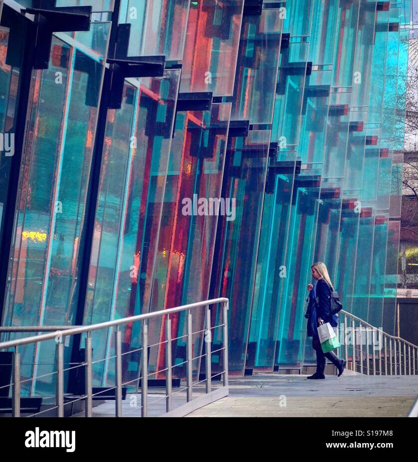 Femme d'entrer dans un immeuble de bureaux à Leeds. - Image de stock capturée avec un smartphone Femme d'entrer dans un immeuble de bureaux à Leeds. - Image de stock capturée avec un smartphone