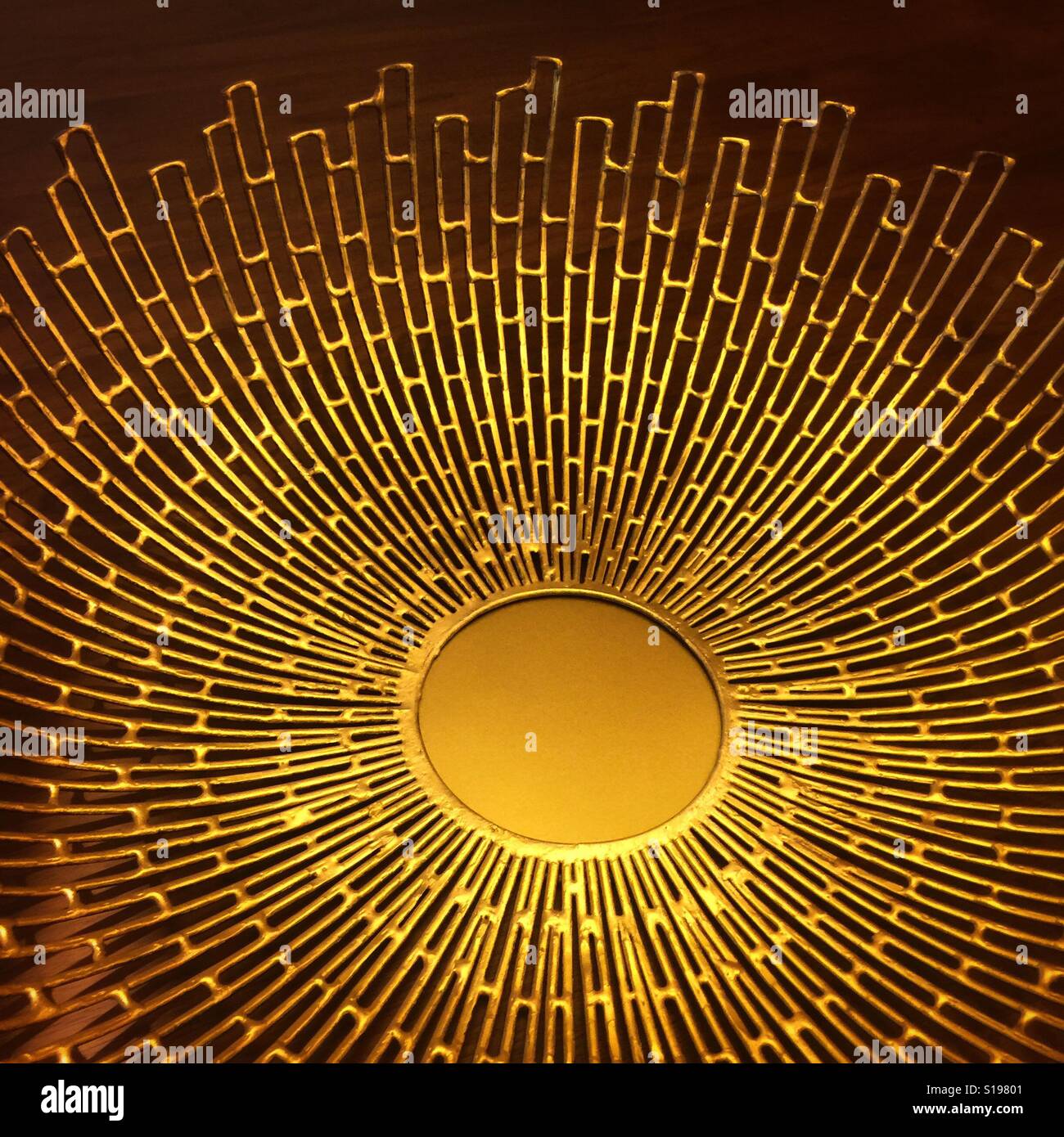 Un starburst doré avec un cercle au centre - Image de stock capturée avec un smartphone