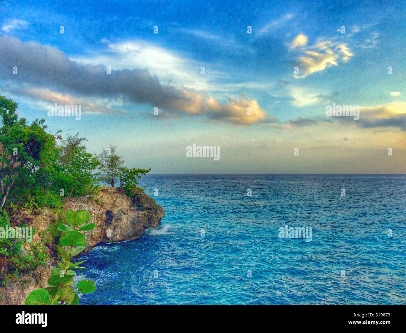 Vue sur l'océan paisible et falaises au coucher du soleil sur le West End, Negril, Jamaïque - Image de stock capturée avec un smartphone