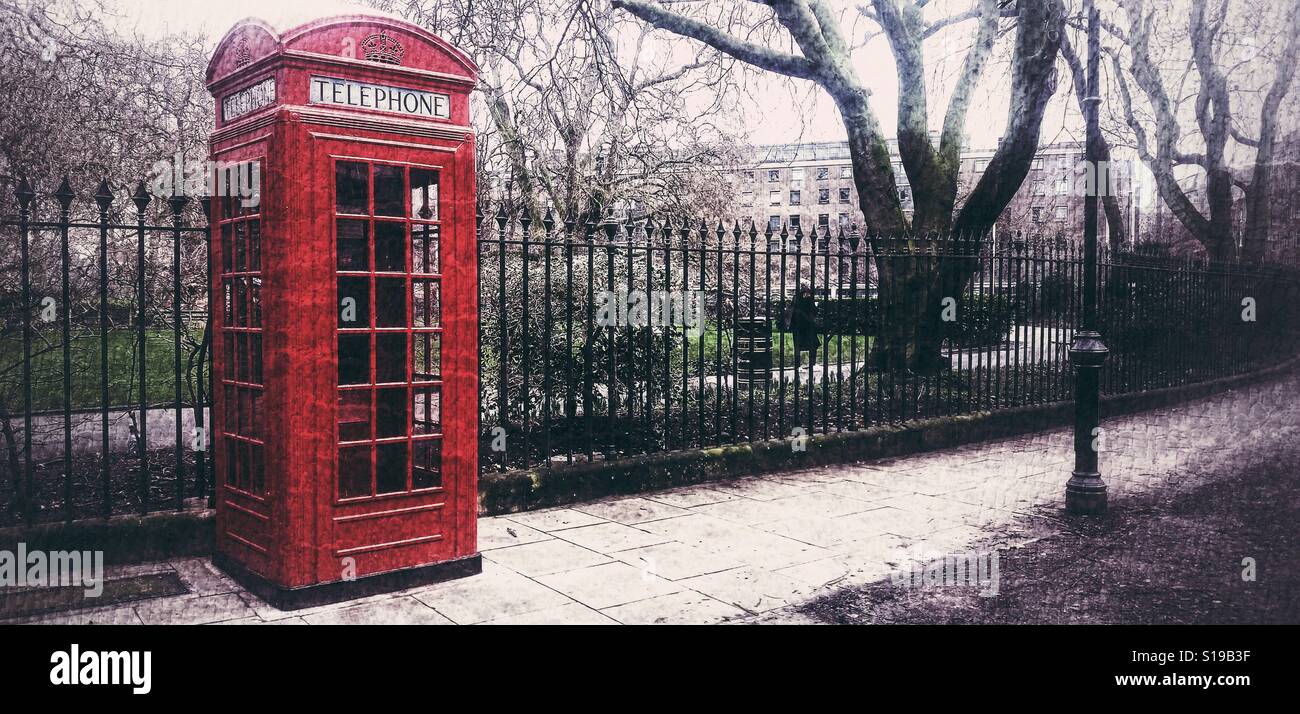 Un rouge lumineux London Téléphone fort sur une rue de Londres. - Image de stock capturée avec un smartphone