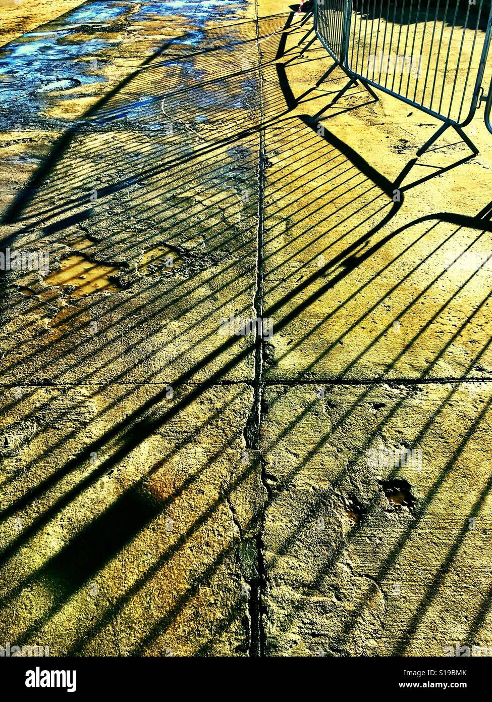 Lignes abstraites formé à partir d'ombres en basse winter sunshine Banque D'Images