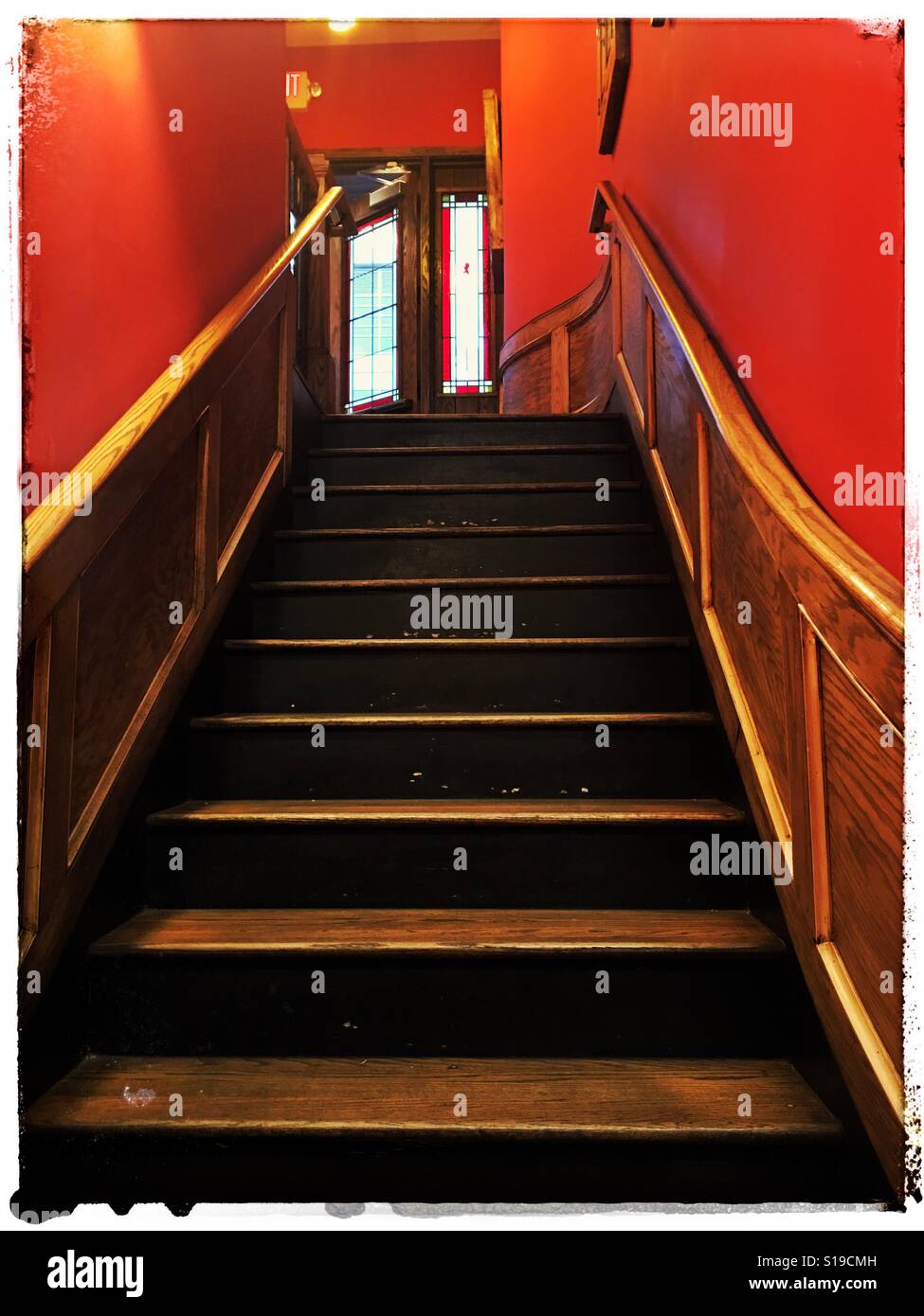 Escalier et les murs rouge Banque D'Images