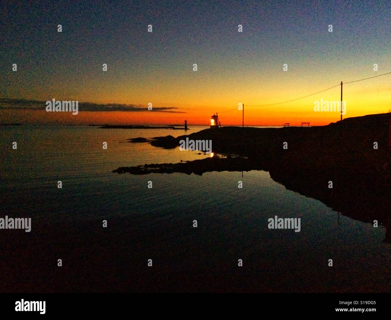 Coucher du soleil à Hönö, côte ouest de la Suède. Banque D'Images