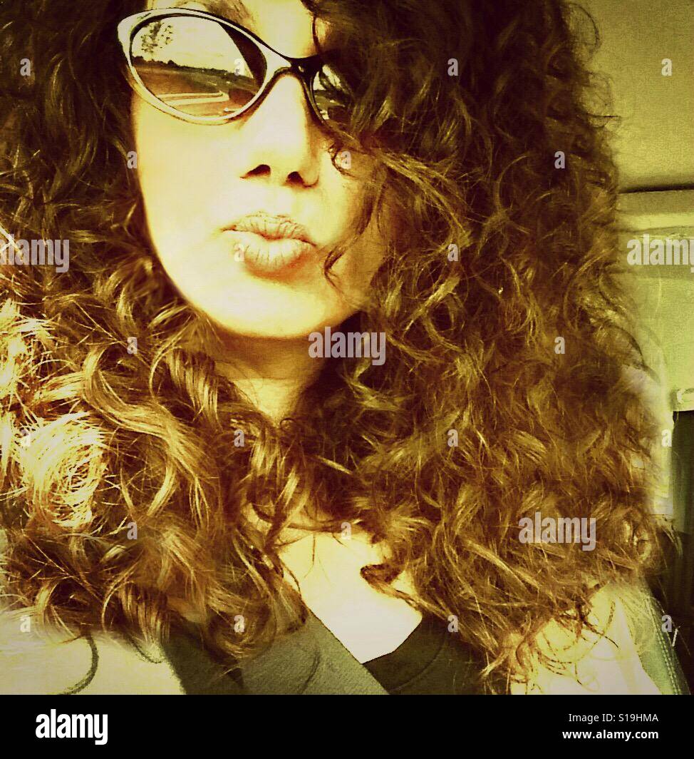 Curly Haired Woman in Sunglasses Banque D'Images