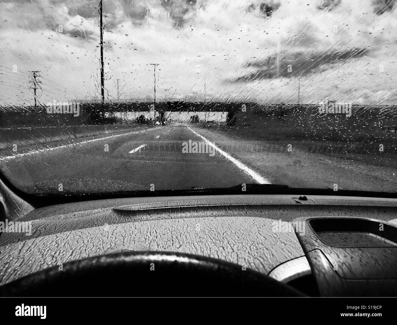 Voiture roulant à travers l'autoroute au milieu de la tempête - Image de stock capturée avec un smartphone