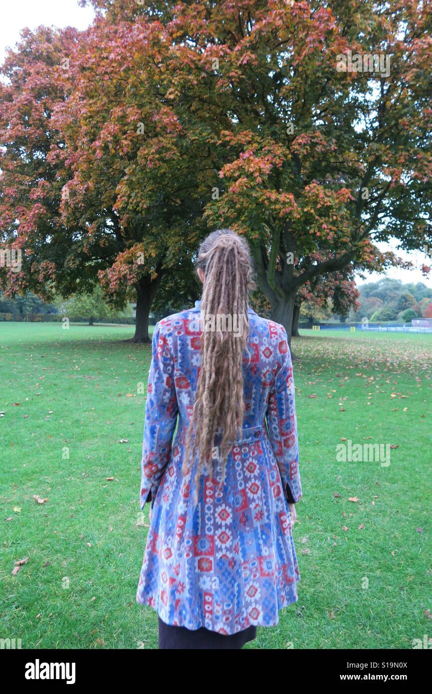 Couleurs d'automne, les longues promenades, dreadlocked cheveux. Banque D'Images