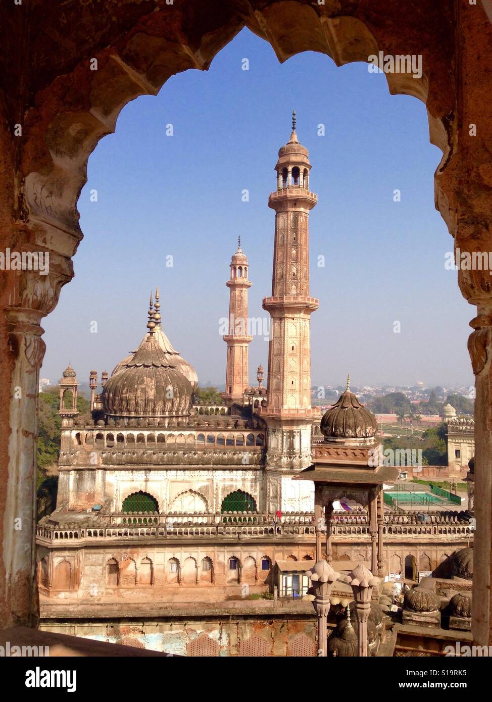 Asifi masjid comme vu du haut de la Bara Imambara complexe dans Lucknow, Inde. Banque D'Images