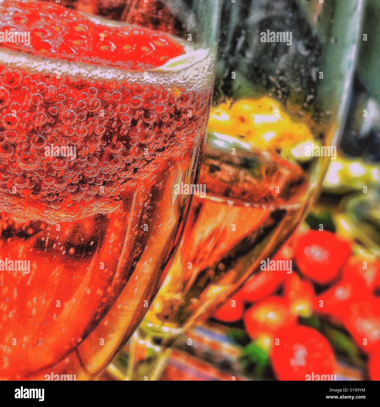 Pink champagne et fraises. Banque D'Images